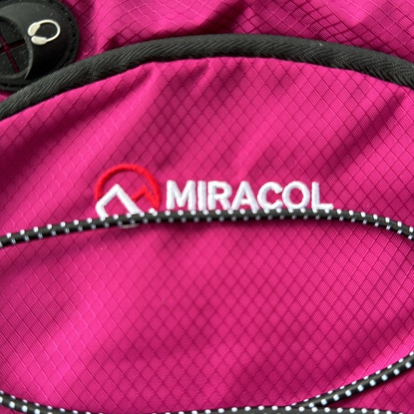 MIRACOL Hydration Backpack With 2LTR Water Bladder Insulated Pack for Hiking NEW - Picture 2 of 8